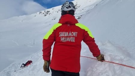 Grup de turisti, inclusiv copii, ajutat de salvamontisti sa ajunga la telecabina Babele. Risc mare de avalansa