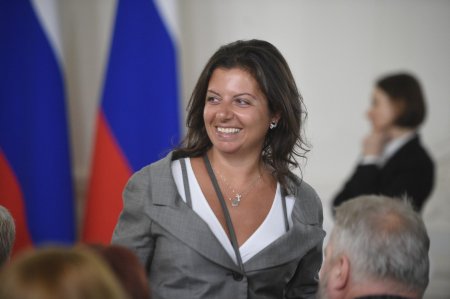 Cea mai importanta propagandista a lui Putin jubileaza dupa anularea alegerilor in Romania. Margarita Simonian: Moartea definitiva a <span style='background:#EDF514'>DEMOCRATIE</span>i occidentale