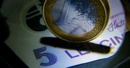 Euro a depasit 5 lei la casele de <span style='background:#EDF514'>SCHIMB VALUTAR</span>. La ce ar trebui sa ne asteptam