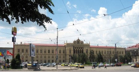 Singura gara din Romania care serveste drept punct de frontiera pentru doua tari! A fost inaugurata in 1870 si este inspirata dupa un palat din <span style='background:#EDF514'>VIENA</span>