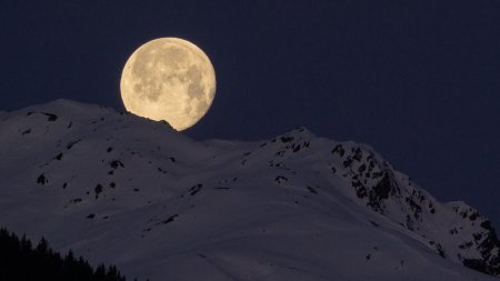 Fenomen astronomic spectaculos, inainte de Craciun. Luna Rece va lumina puternic pe cer, alaturi de Jupiter