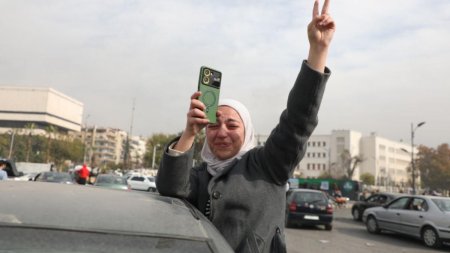 Scene de bucurie in centrul capitalei Damasc. Sirienii sarbatoresc fuga presedintelui Bashar al-Assad: <span style='background:#EDF514'>SUNTEM</span> eliberati