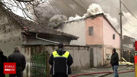 Doua case au ars din cauza unui aparat pe care multi romani il au in locuinta. Incendiul s-a extins rapid