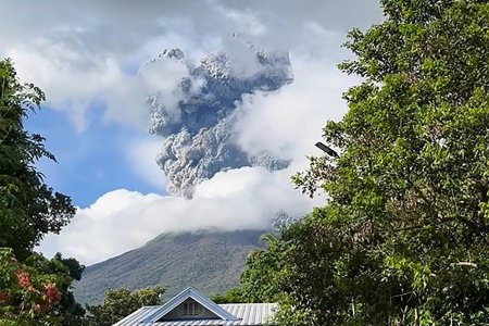 Vulcanul Kanlaon din Filipine a erupt, aruncand cenusa la sute de metri in aer. Peste 54.000 de oameni au fost evacuati | VIDEO