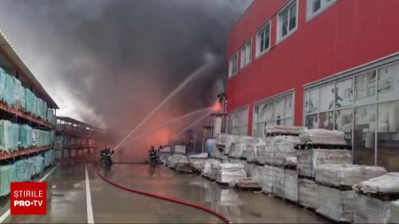 Incendiu puternic la un depozit de materiale de constructii din Craiova. A fost emis mesaj RO-Alert