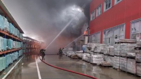 Incendiu puternic la un depozit cu vopseluri si materiale <span style='background:#EDF514'>PLASTIC</span>e din Craiova. Oamenii au primit mesaj Ro-Alert