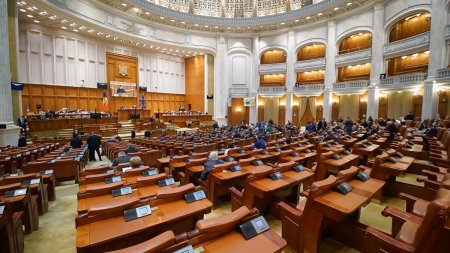 USR are 19 <span style='background:#EDF514'>SENATORI</span> si 40 de deputati in noul Parlament