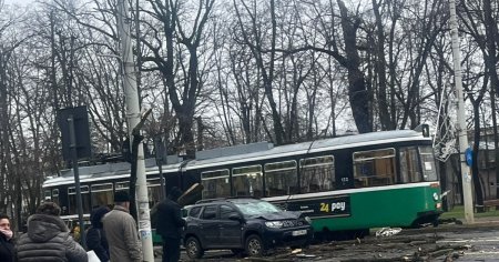 La un pas de <span style='background:#EDF514'>TRAGEDIE</span>: copac prabusit peste un autoturism si un tramvai aflate in trafic. Au fost distruse cablurile electrice