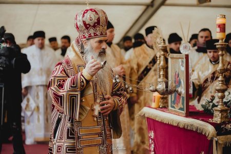 Arhi<span style='background:#EDF514'>EPISCOP</span>ia Tomisului explica de ce IPS Teodosie l-a numit 'om al lui Dumnezeu' pe Calin Georgescu