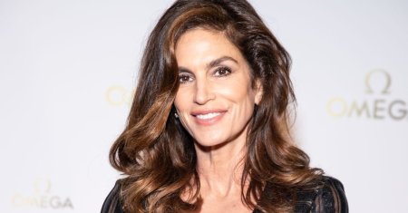 Cindy Crawford, <span style='background:#EDF514'>TOP MODEL</span> si la 58 de ani! Ce bine arata in costum de baie