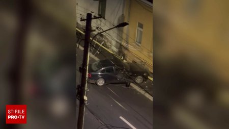 <span style='background:#EDF514'>ACCIDENT GRAV IN SIBIU</span>. Zeci de persoane evacuate dupa ce o masina a intrat direct intr-o conducta de gaze. VIDEO