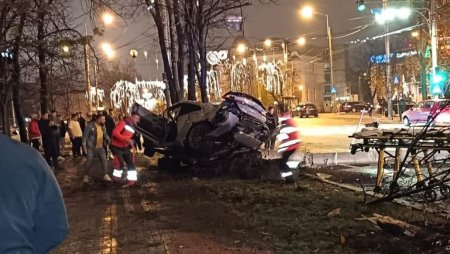 <span style='background:#EDF514'>ACCIDENT CU DOI MORTI</span> in Ploiesti, dupa o intrecere incheiata cu oprirea masinii intr-un stalp | VIDEO