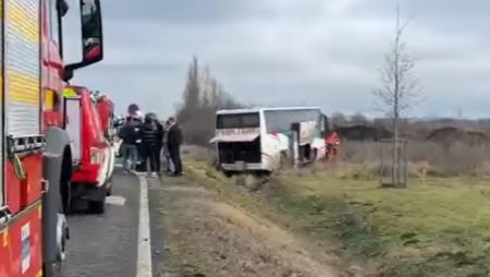 Soferul unui autocar cu 25 de pasageri a murit la volan, pe o sosea din Timis