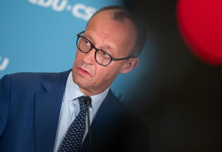 Milionarul Friedrich Merz, omul care si-a facut un scop in viata din a ajunge can<span style='background:#EDF514'>CELARU</span>l Germaniei, crede ca Merkel a gresit cand a abandonat energia nucleara si cand a deschis portile tarii imigrantilor. Vrea sa-si apropie tara de Polonia