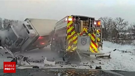 Momentul in care un <span style='background:#EDF514'>CAMI</span>on se izbeste de doua echipaje sosite la locul unui accident, pe o autostrada acoperita cu zapada