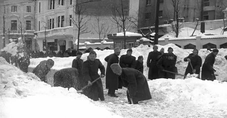 Jurnalistii americanii, marcati de vietile romanilor din ultimele ierni de pe vremea dictatorului Ceausescu. Stau la cozi uriase pentru picioare de porc si capete de oi