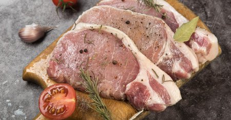 Ingredientul surprinzator care se adauga peste carnea de porc inainte de gatire. Rezultatul? O fragezime perfecta si un gust inconfundabil