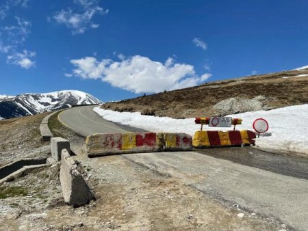 Restrictii pentru vehicule mari pe Transalpina; in Dambovita inca este traficul blocat