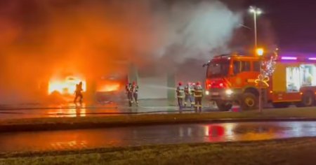 Incendiu devastator la un service auto. Cinci autospeciale de stingere au intervenit la fata locului