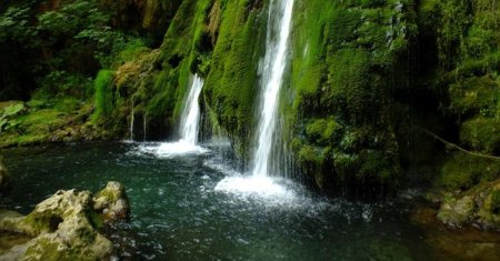 Cascada ascunsa din Apuseni, care ofera un peisaj comparabil cu cele exotice din Thailanda