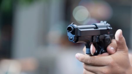 Un tanar a amenintat cu un pistol de plastic o angajata a unei sali de jocuri din Cluj-<span style='background:#EDF514'>NAPOCA</span> si a furat 7.000 de lei