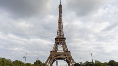 Incendiu la Turnul Eiffel, 1.200 de turisti evacuati. De la ce ar fi pornit focul | VIDEO