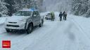 Patru masini, in care se aflau 12 persoane, inclusiv copii, au ramas blocate in zapada cand plecau de la partia Transalpina