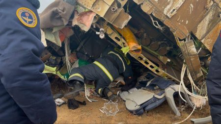 Momentul in care supravietuitorii avionului prabusit in Kazahstan sunt scosi dintre ramasite