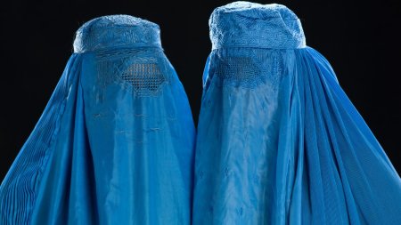 De la 1 ianuarie, Elvetia interzice burqa si niqab. Toate persoanele care ies in public trebuie sa aiba la vedere nasul, ochii si gura