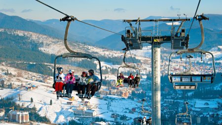 Romanii se inghesuie in cea mai cunoscuta statiune de ski din Ucraina, Bukovel: Nu mai fiti speriati de bombe | VIDEO