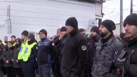 Protest in fata penitenciarului <span style='background:#EDF514'>POARTA ALBA</span>. Angajatii reclama ca pierd peste 2.000 de lei la salariu din cauza ordonantei trenulet