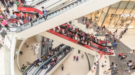 Programul mall-urilor de Revelion 2025. <span style='background:#EDF514'>CENTRE</span>le comerciale deschise de Anul Nou