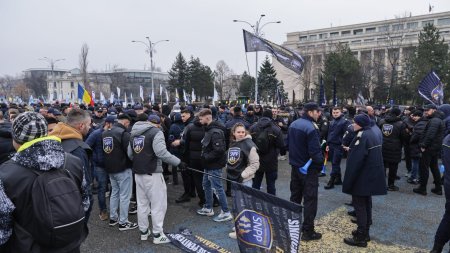 Protest in Piata Victoriei al sindicatelor din penitenciare fata de Ordonanta trenulet: Guvernul nu ingheata salariile, ci le taie