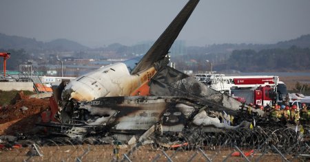 Perchezitii la aeroportul din Muan din Coreea de Sud, dupa prabusirea aeronavei Boeing a companiei Jeju Air, soldata cu 179 de morti