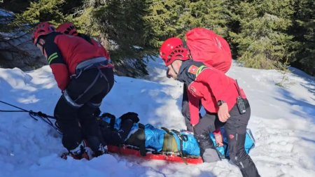 Aproape 100 de persoane au cerut ajutorul Salvamont dupa ce au plecat pe munte in prima zi a anului, 26 au ajuns la spital