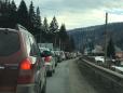 Coloane de masini pe Valea Prahovei. Politistii recomanda rute alternative spre Brasov