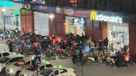 Coada la Mc Donalds in Cluj si Suceava, in prima zi a anului. Mai mancati o slana, un carnat