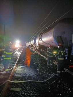 Incident feroviar in judetul Mures, la Albesti. Mai multe locuinte au fost evacuate din cauza scurgerilor de combustibil dintr-un tren cu 12 vagoane cisterna