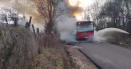 Un autobuz a luat foc in timpul unei curse intre Alba Iulia si o comuna invecinata. Soferul si cei doi pasageri s-au salvat din flacari