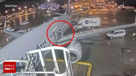 Momentul in care o femeie deschide usa de urgenta a unui avion si iese pe aripa acestuia