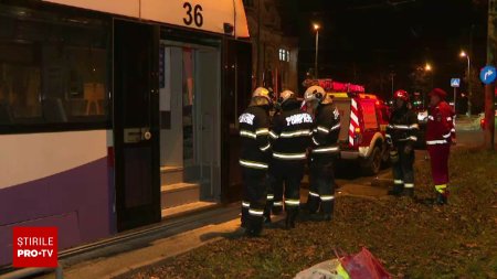 Un tramvai a luat foc in Timisoara, langa Spitalul de Copii. Pasagerii au fost evacuati. A inceput sa iasa si flacara