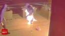 Doi indivizi au incendiat un restaurant in Australia. Unul dintre suspecti si-a dat foc la <span style='background:#EDF514'>HAINE</span>