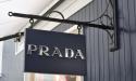 Prada este interesata de achizitionarea <span style='background:#EDF514'>VERSACE</span>