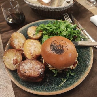 Un restaurant din Brasov ofera clientilor burger de urs, dar pretul nu e pentru oricine