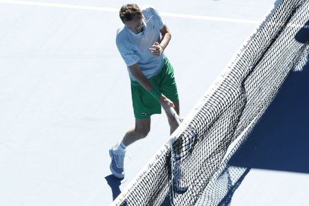 Finalistul din 2024, incercat serios in primul tur la Australian Open! A cedat nervos si a distrus camera prinsa pe fileu