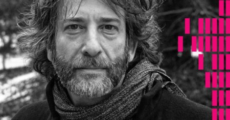 Neil Gaiman, autorul celebrului roman Zei americani, in centrul unui urias scandal. Inca patru femei il acuza de agresiune sexuala si sado-<span style='background:#EDF514'>MASOCHISM</span>