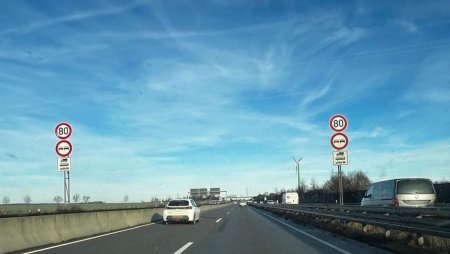 Trei semne de circulatie de pe autostrada au fost intelese gresit de zeci de soferi, toti amendati pentru viteza in Germania