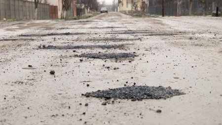 Un localnic din judetul Timis si-a asfaltat singur strada plina de gropi. Primaria raspunde:”Felicitari, dar trebuie sa il spargi inapoi!”