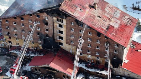 Filmul incendiului din Turcia, unde au <span style='background:#EDF514'>MURIT</span> 66 de persoane. Oamenii au incercat sa se salveze sarind pe geam