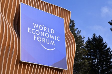 Mai multi activisti Greenpeace protesteaza la Forumul Economic Mondial de la Davos